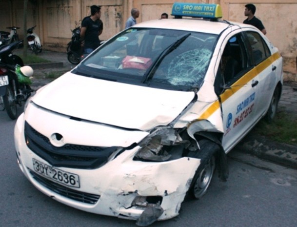 Chiếc xe taxi gây tai nạn tại hiện trường.